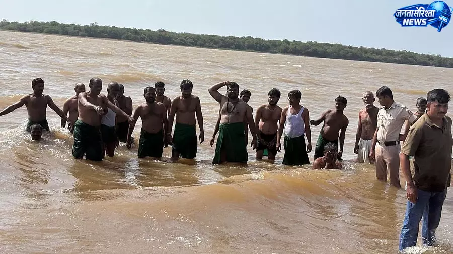 Karnataka : अलमट्टी बांध में घटा पानी, नहरों के लिए किसानों का प्रदर्शन Karnataka : अलमट्टी बांध में घटा पानी, नहरों के लिए किसानों का प्रदर्शन