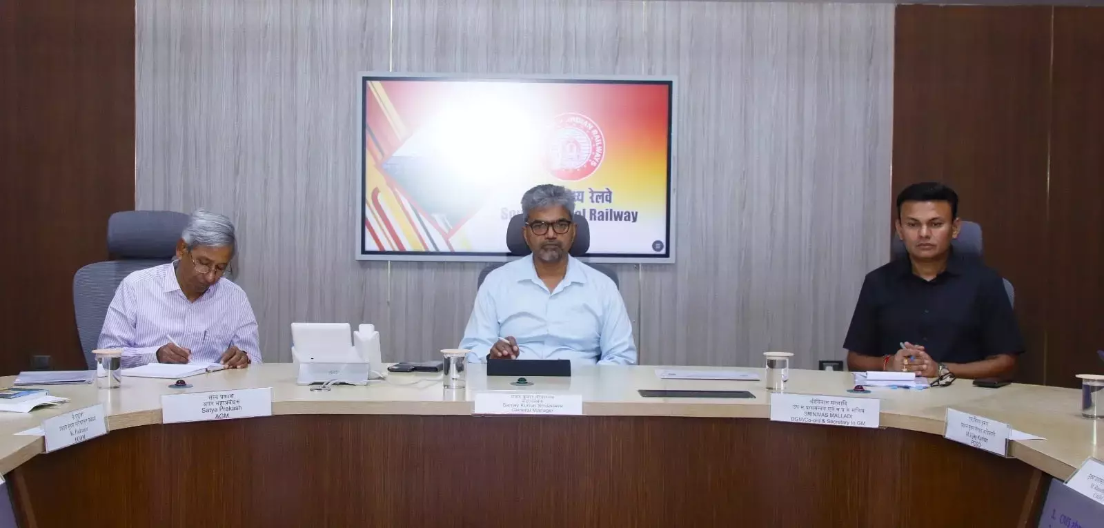 SCR ने ट्रेन सुरक्षा की समीक्षा की, मॉनसून की तैयारियों पर ज़ोर दिया SCR ने ट्रेन सुरक्षा की समीक्षा की, मॉनसून की तैयारियों पर ज़ोर दिया