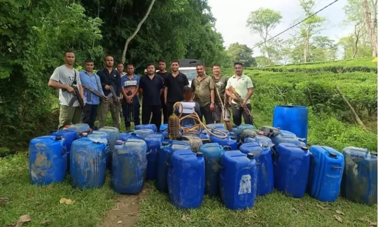 Assam में तेल चोरी पर कार्रवाई, पाइपलाइन से निकाला गया कंडेनसेट बरामद Assam में तेल चोरी पर कार्रवाई, पाइपलाइन से निकाला गया कंडेनसेट बरामद