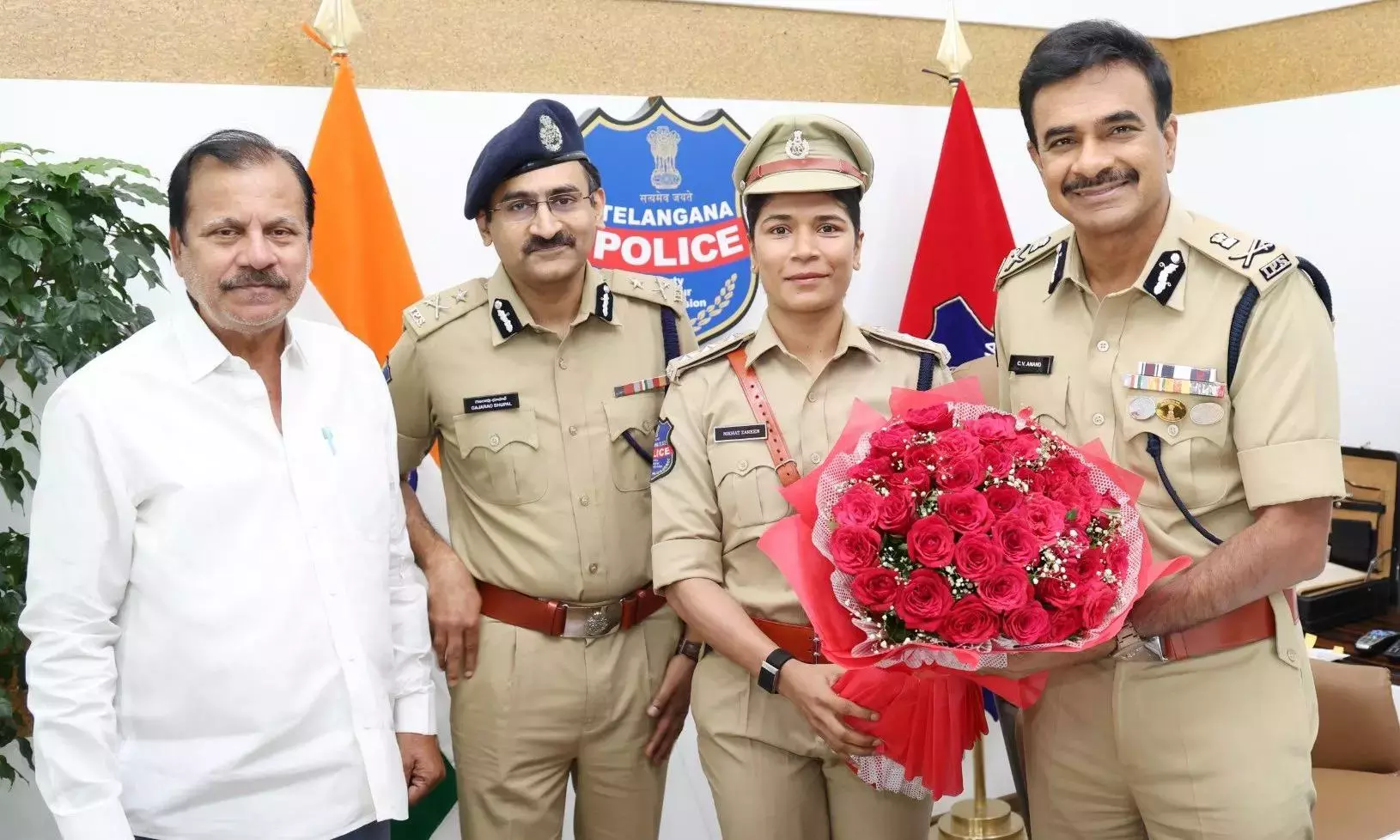 Telangana: DGP C.V. आनंद ने बॉक्सर निखत ज़रीन की तारीफ़ की Telangana: DGP C.V. आनंद ने बॉक्सर निखत ज़रीन की तारीफ़ की