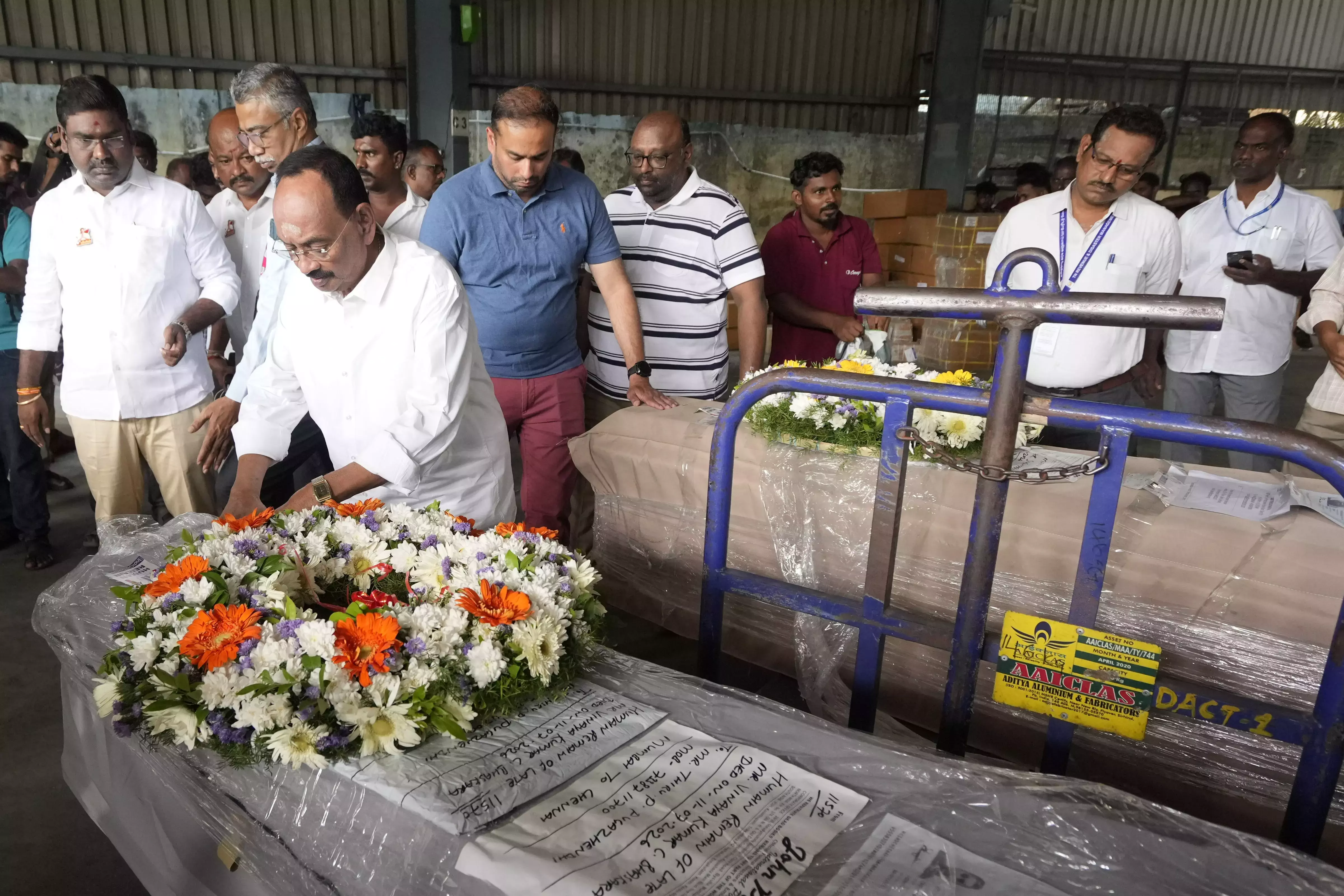 Chennai में शवों के पहुँचने पर वियतनाम नाव हादसे से बचे व्यक्ति ने उस खौफ़नाक घटना का ज़िक्र किया Chennai में शवों के पहुँचने पर वियतनाम नाव हादसे से बचे व्यक्ति ने उस खौफ़नाक घटना का ज़िक्र किया