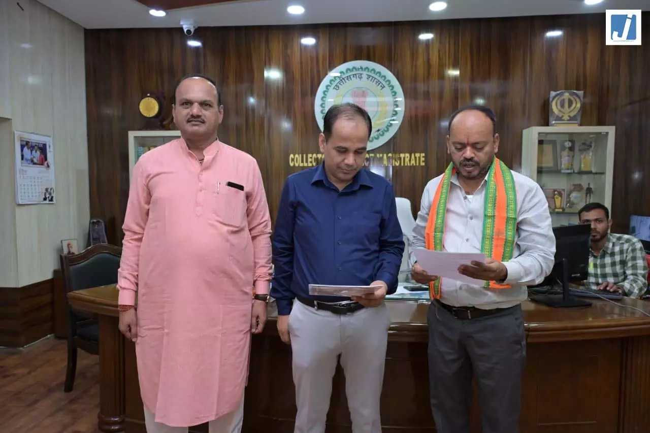 रायपुर कलेक्टर ने नव नामांकित पार्षद एल्डरमेन को दिलवायी पद की शपथ रायपुर कलेक्टर ने नव नामांकित पार्षद एल्डरमेन को दिलवायी पद की शपथ