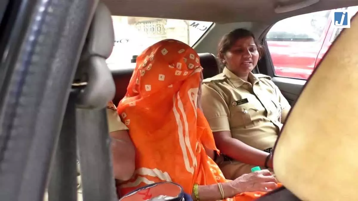 केस जीतने के लिए जज को भी नहीं बख्शा! कुर्सी पर काला जादू करने के आरोप में महिला हुई गिरफ्तार केस जीतने के लिए जज को भी नहीं बख्शा! कुर्सी पर काला जादू करने के आरोप में महिला हुई गिरफ्तार