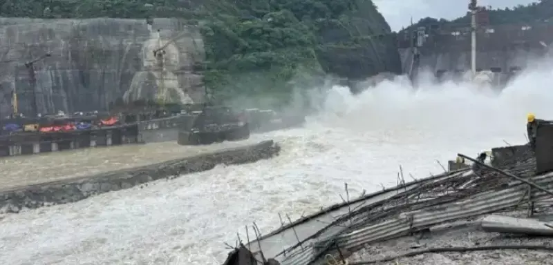Arunachal में सुबनसिरी प्रोजेक्ट से टला बड़ा संकट, वार्निंग सिस्टम ने बचाए निचले इलाके Arunachal में सुबनसिरी प्रोजेक्ट से टला बड़ा संकट, वार्निंग सिस्टम ने बचाए निचले इलाके