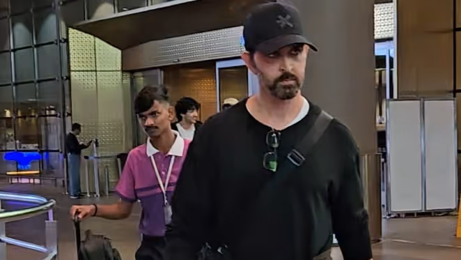 Hrithik Roshan फैमिली वेकेशन के बाद बेटों और गर्लफ्रेंड सबा आजाद के साथ मुंबई लौटे Hrithik Roshan फैमिली वेकेशन के बाद बेटों और गर्लफ्रेंड सबा आजाद के साथ मुंबई लौटे