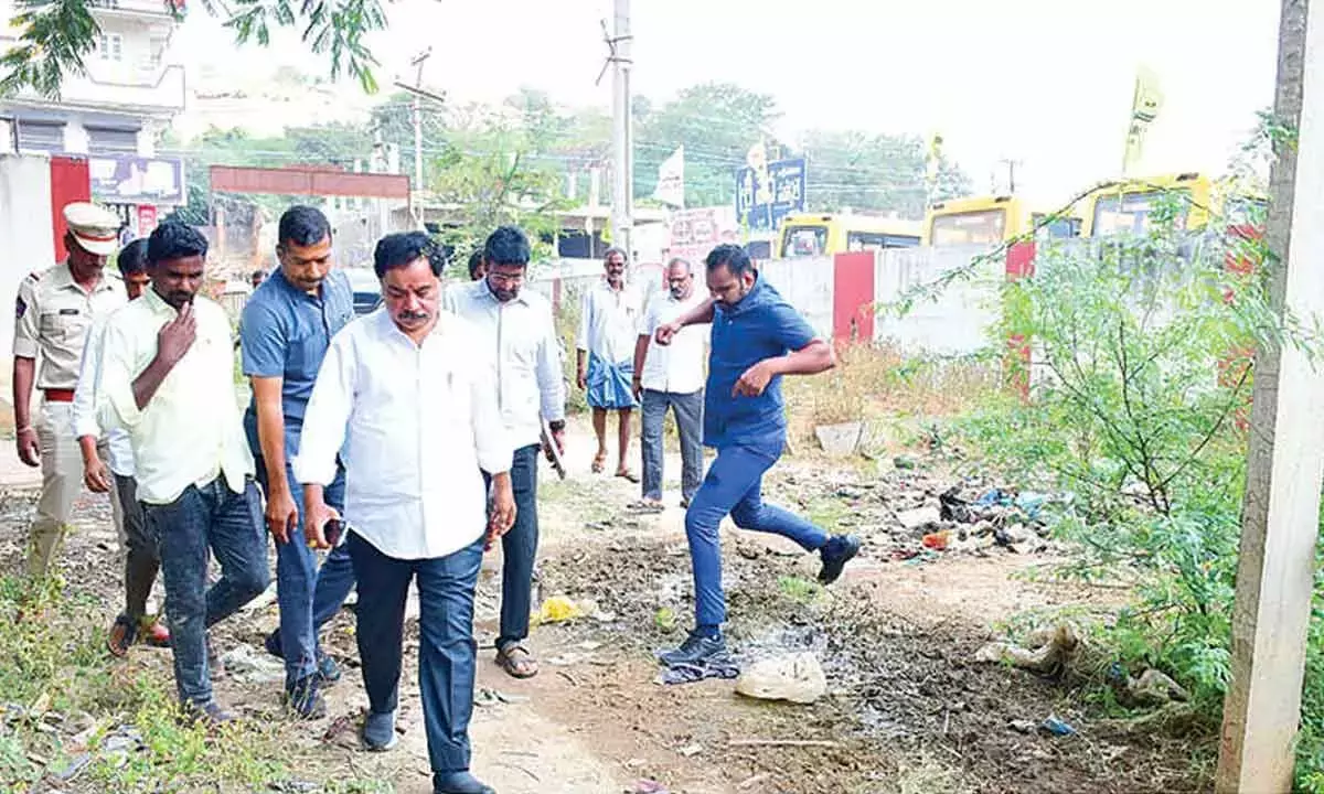 अस्पताल में साफ़-सफ़ाई और पुल की मरम्मत से जुड़ी समस्याओं को दूर करने के लिए कदम उठाए हैं अस्पताल में साफ़-सफ़ाई और पुल की मरम्मत से जुड़ी समस्याओं को दूर करने के लिए कदम उठाए हैं