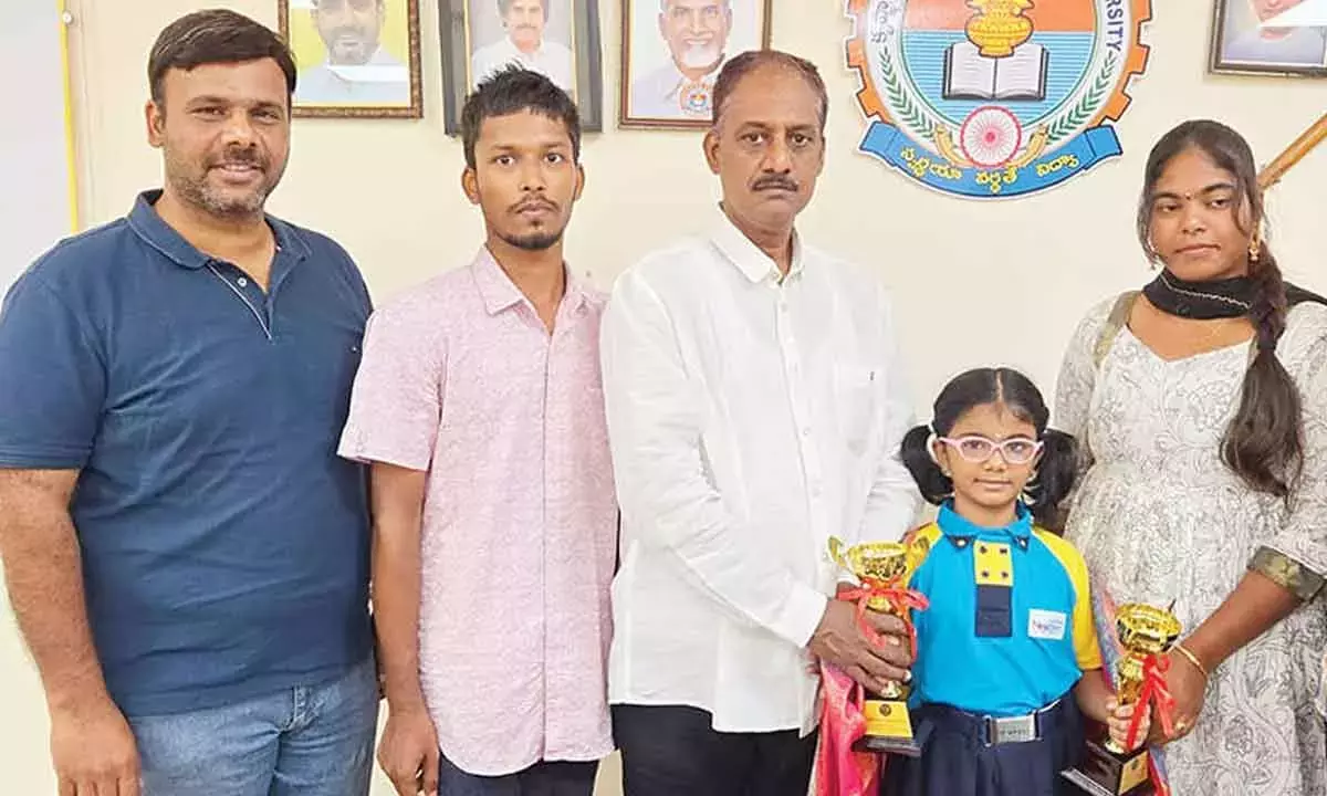 Andhra: चेस की होनहार खिलाड़ी रागविका ने 2 मेडल जीते Andhra: चेस की होनहार खिलाड़ी रागविका ने 2 मेडल जीते