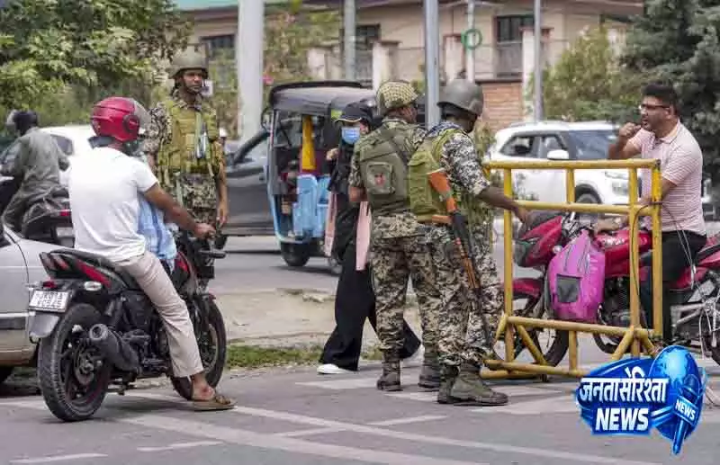 Srinagar में आयोजन पर रोक, प्रशासन ने बढ़ाई निगरानी Srinagar में आयोजन पर रोक, प्रशासन ने बढ़ाई निगरानी