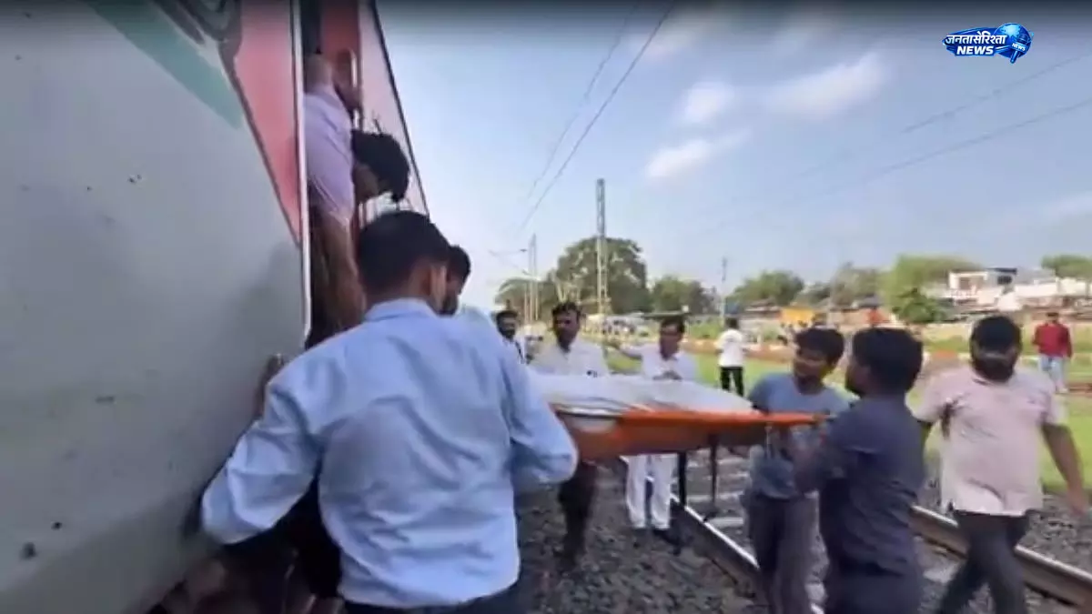 Mumbai : गरीब रथ में महिला की मौत, मेडिकल मदद को लेकर विवाद Mumbai : गरीब रथ में महिला की मौत, मेडिकल मदद को लेकर विवाद
