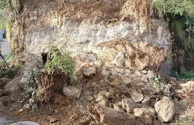 Dehradun: 103 सड़कों पर आवाजाही बंद, यमुनोत्री राजमार्ग भी प्रभावित Dehradun: 103 सड़कों पर आवाजाही बंद, यमुनोत्री राजमार्ग भी प्रभावित