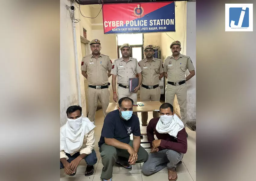 2.47 लाख की साइबर धोखाधड़ी के मामले में चार आरोपी गिरफ्तार 2.47 लाख की साइबर धोखाधड़ी के मामले में चार आरोपी गिरफ्तार