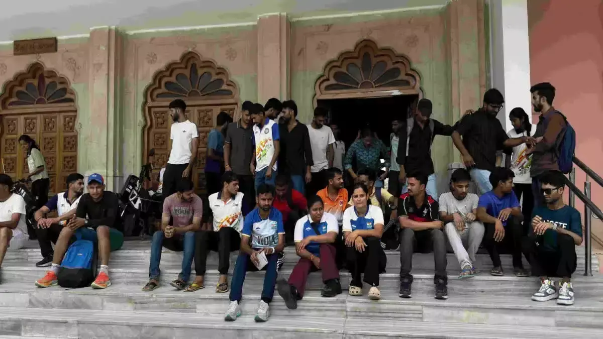 Jaipur: मांगों को लेकर सड़क पर उतरे पैरा खिलाड़ी, सरकार से की कार्रवाई की मांग Jaipur: मांगों को लेकर सड़क पर उतरे पैरा खिलाड़ी, सरकार से की कार्रवाई की मांग