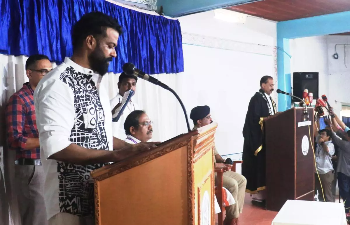 kerala: सुगाथन ने जेल के अंदर शपथ ली; मेयर ने दिलाई शपथ kerala: सुगाथन ने जेल के अंदर शपथ ली; मेयर ने दिलाई शपथ