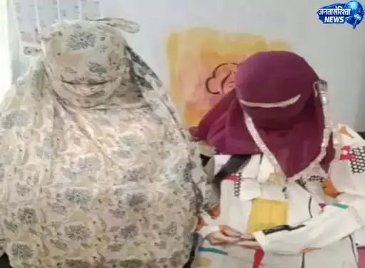 रायपुर में हनीट्रैप का खुलासा: ब्लैकमेल करने वाली 2 युवतियां गिरफ्तार रायपुर में हनीट्रैप का खुलासा: ब्लैकमेल करने वाली 2 युवतियां गिरफ्तार