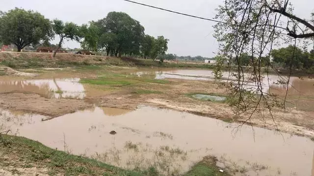 करोड़ों की योजना, फिर भी अमृत सरोवर की हालत खराब करोड़ों की योजना, फिर भी अमृत सरोवर की हालत खराब