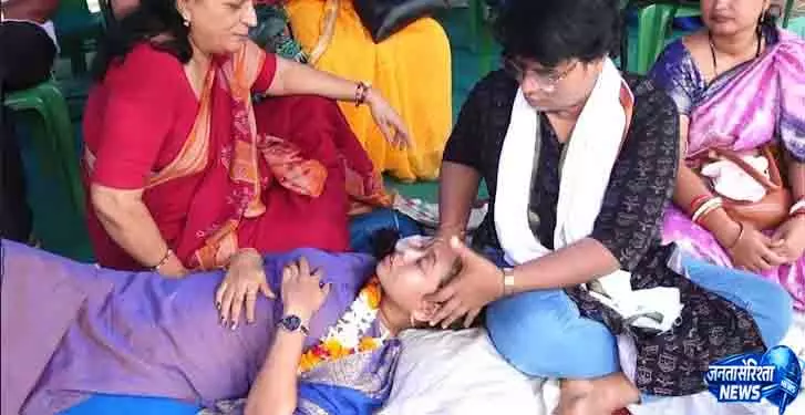 Bhubaneswar अनशन के दौरान अस्पताल में भर्ती सरपंच चमेली ओझा Bhubaneswar अनशन के दौरान अस्पताल में भर्ती सरपंच चमेली ओझा