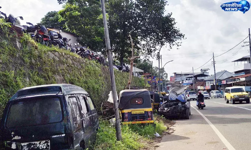 Kerala : चदयामंगलम में कबाड़ बने जब्त वाहन, लोग परेशान Kerala : चदयामंगलम में कबाड़ बने जब्त वाहन, लोग परेशान