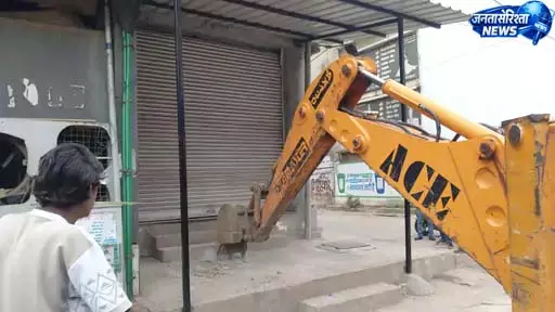 अवैध कब्जे और प्लाटिंग पर निगम की बड़ी कार्रवाई, नाले पर बने अवैध पाटे तोड़े अवैध कब्जे और प्लाटिंग पर निगम की बड़ी कार्रवाई, नाले पर बने अवैध पाटे तोड़े