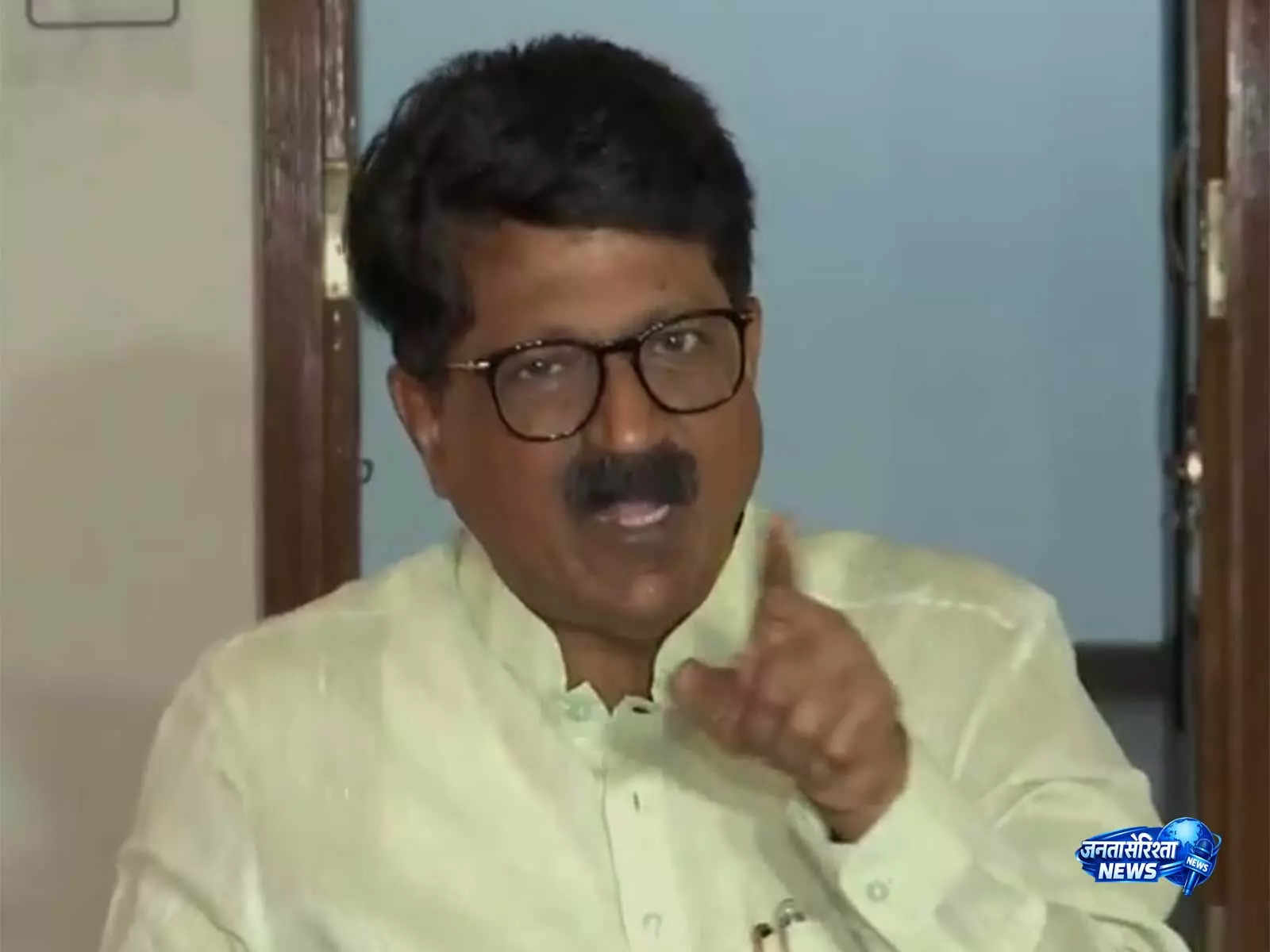 शिवसेना UBT का बागी सांसदों पर शिकंजा, नोटिस जारी शिवसेना UBT का बागी सांसदों पर शिकंजा, नोटिस जारी