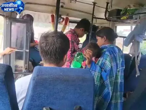 बस कंडक्टर की दबंगई का वीडियो वायरल, आदिवासी दंपती से बदसलूकी पर कार्रवाई बस कंडक्टर की दबंगई का वीडियो वायरल, आदिवासी दंपती से बदसलूकी पर कार्रवाई