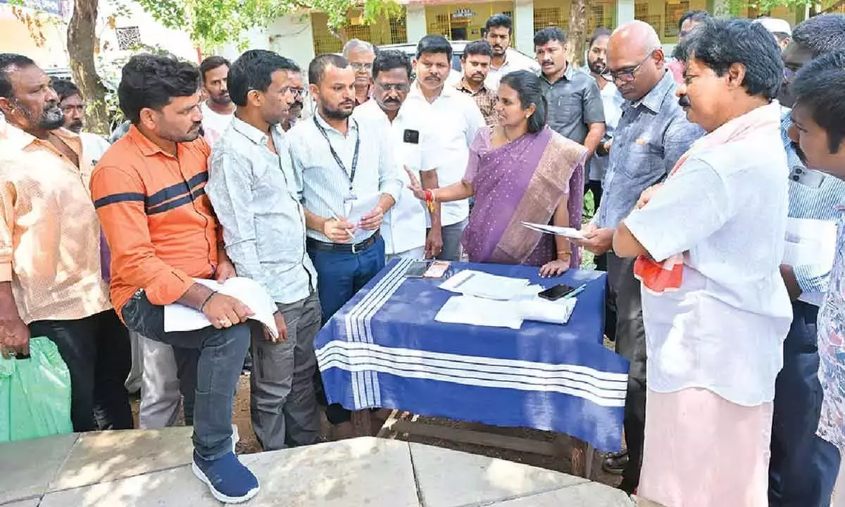 Andhra: कलेक्टर ने वोटर लिस्ट की समय-सीमा के भीतर सफाई के आदेश दिए Andhra: कलेक्टर ने वोटर लिस्ट की समय-सीमा के भीतर सफाई के आदेश दिए