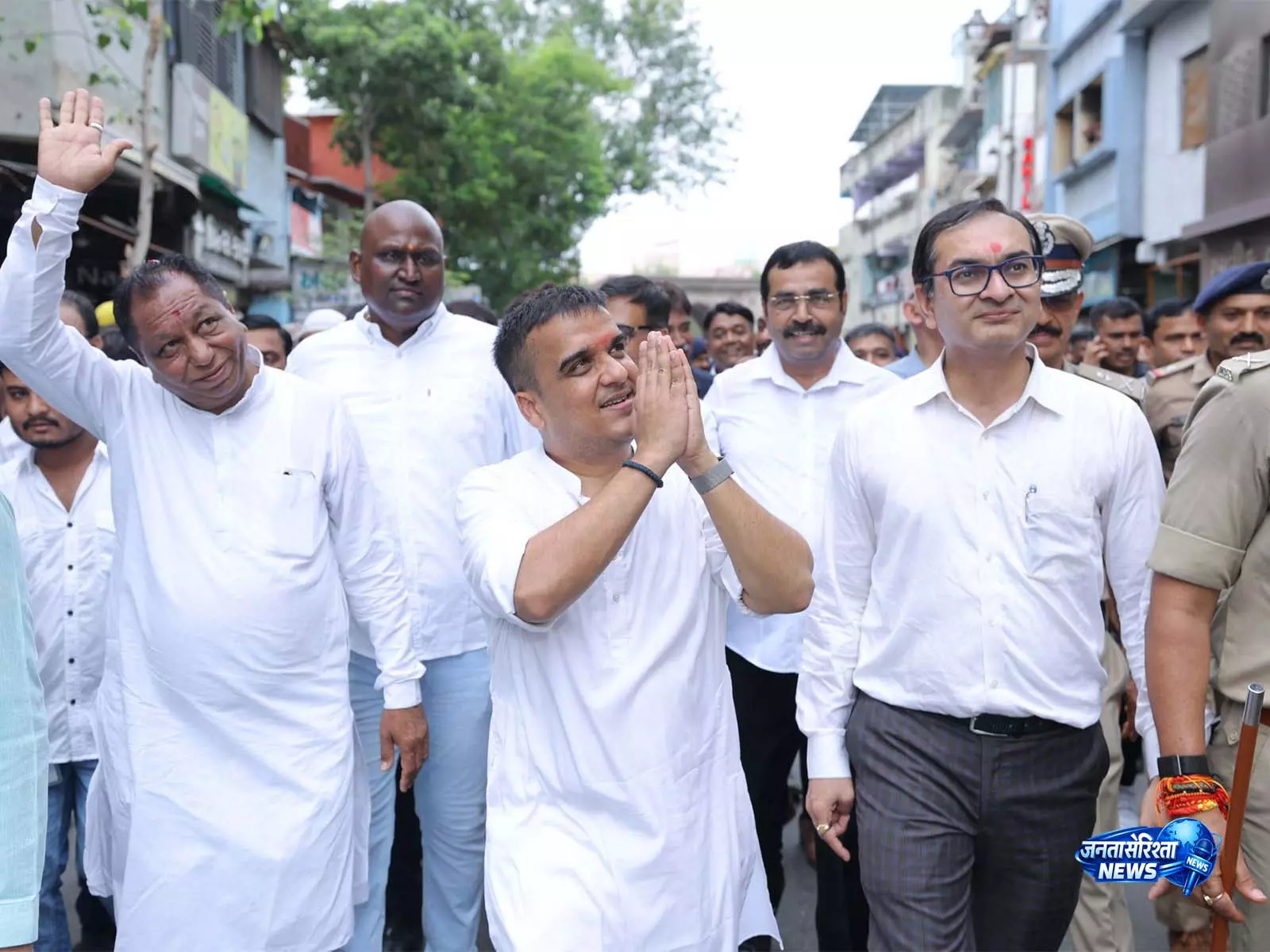 गुजरात डिप्टी CM ने भगवान जगन्नाथ से की प्रार्थना गुजरात डिप्टी CM ने भगवान जगन्नाथ से की प्रार्थना