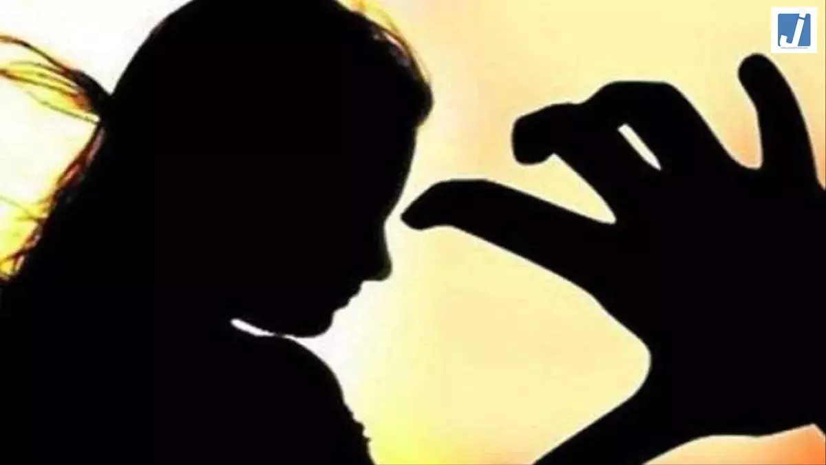 नेता ने शादीशुदा महिला से की छेड़छाड़, लोगों ने पकड़कर पीटा नेता ने शादीशुदा महिला से की छेड़छाड़, लोगों ने पकड़कर पीटा