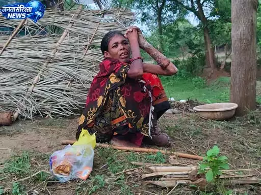 बीमारी के डर से महिला को गांव से निकाला, खेत की झोपड़ी में रहने को मजबूर हुई हीरा बाई बीमारी के डर से महिला को गांव से निकाला, खेत की झोपड़ी में रहने को मजबूर हुई हीरा बाई