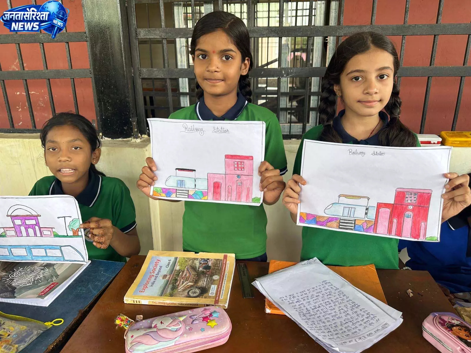 अमृत भारत स्टेशन योजना: स्कूली बच्चों ने निबंध और चित्रकारी से विकसित भारत के आधुनिक स्टेशन की तस्वीर बनाई अमृत भारत स्टेशन योजना: स्कूली बच्चों ने निबंध और चित्रकारी से विकसित भारत के आधुनिक स्टेशन की तस्वीर बनाई