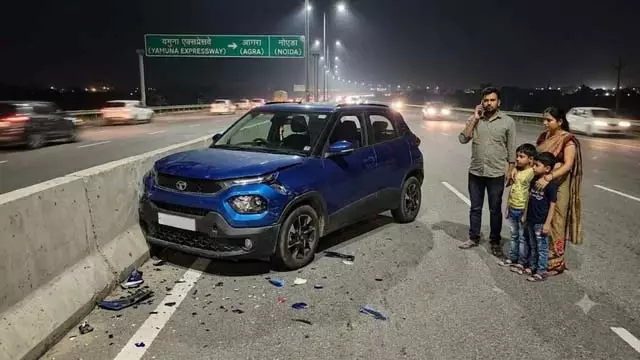 यमुना एक्सप्रेसवे पर बड़ा हादसा टला, कार सवार परिवार सुरक्षित यमुना एक्सप्रेसवे पर बड़ा हादसा टला, कार सवार परिवार सुरक्षित