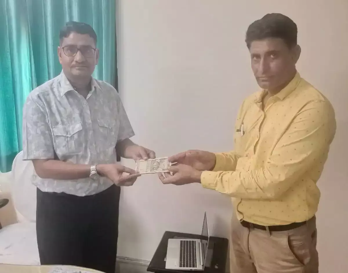 Jaipur: कर्तव्यनिष्ठा और ईमानदारी के लिए कांस्टेबल अमर सिंह की सराहना Jaipur: कर्तव्यनिष्ठा और ईमानदारी के लिए कांस्टेबल अमर सिंह की सराहना