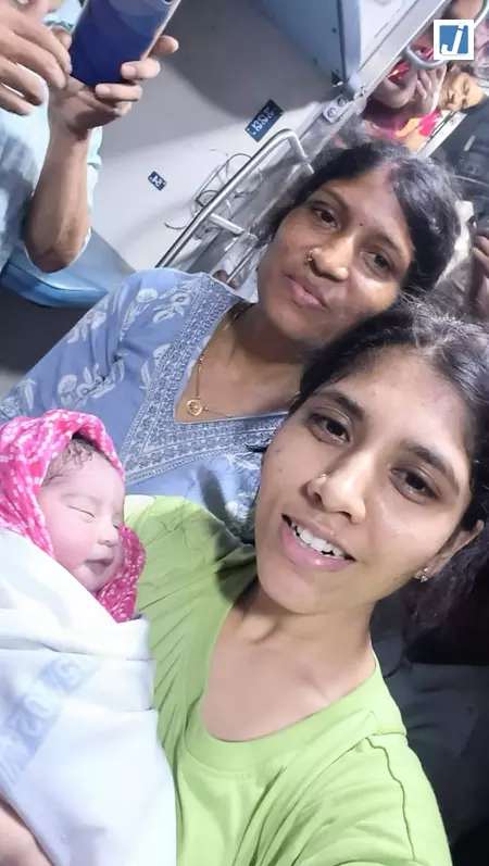 दुरंतो एक्सप्रेस में गूंजी किलकारी, नर्स की सूझबूझ से सुरक्षित हुई डिलीवरी दुरंतो एक्सप्रेस में गूंजी किलकारी, नर्स की सूझबूझ से सुरक्षित हुई डिलीवरी