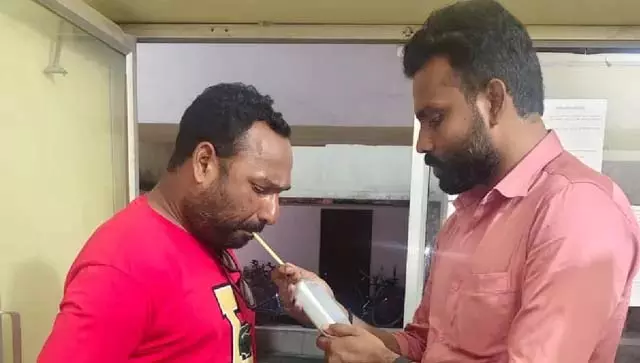 चेकिंग से नाराज युवक का खौफनाक कदम, पेट्रोल डालकर जान देने का प्रयास चेकिंग से नाराज युवक का खौफनाक कदम, पेट्रोल डालकर जान देने का प्रयास