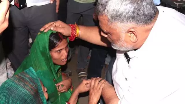 छोटू हत्याकांड: पप्पू यादव ने परिवार को गले लगाकर दिया आश्वासन छोटू हत्याकांड: पप्पू यादव ने परिवार को गले लगाकर दिया आश्वासन