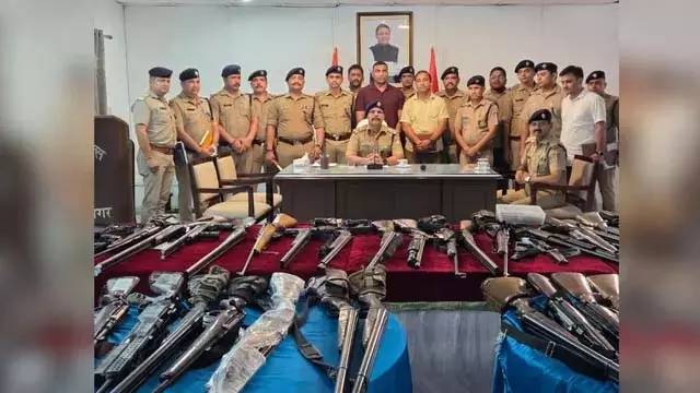 पुलिस की बड़ी कार्रवाई, 119 हथियार और 94 लाइसेंस जब्त पुलिस की बड़ी कार्रवाई, 119 हथियार और 94 लाइसेंस जब्त