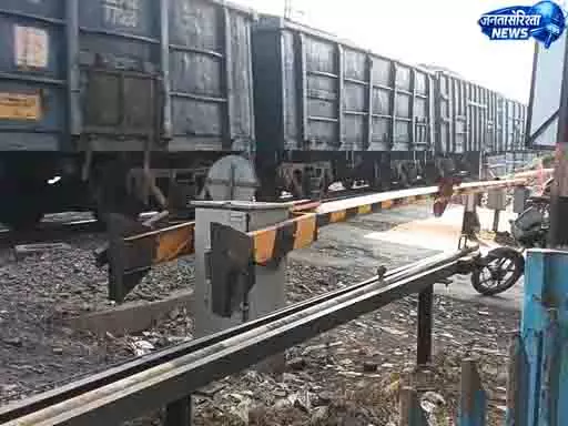 रेलवे ट्रैक पर मिला दिव्यांग युवक का शव, आत्महत्या की आशंका रेलवे ट्रैक पर मिला दिव्यांग युवक का शव, आत्महत्या की आशंका