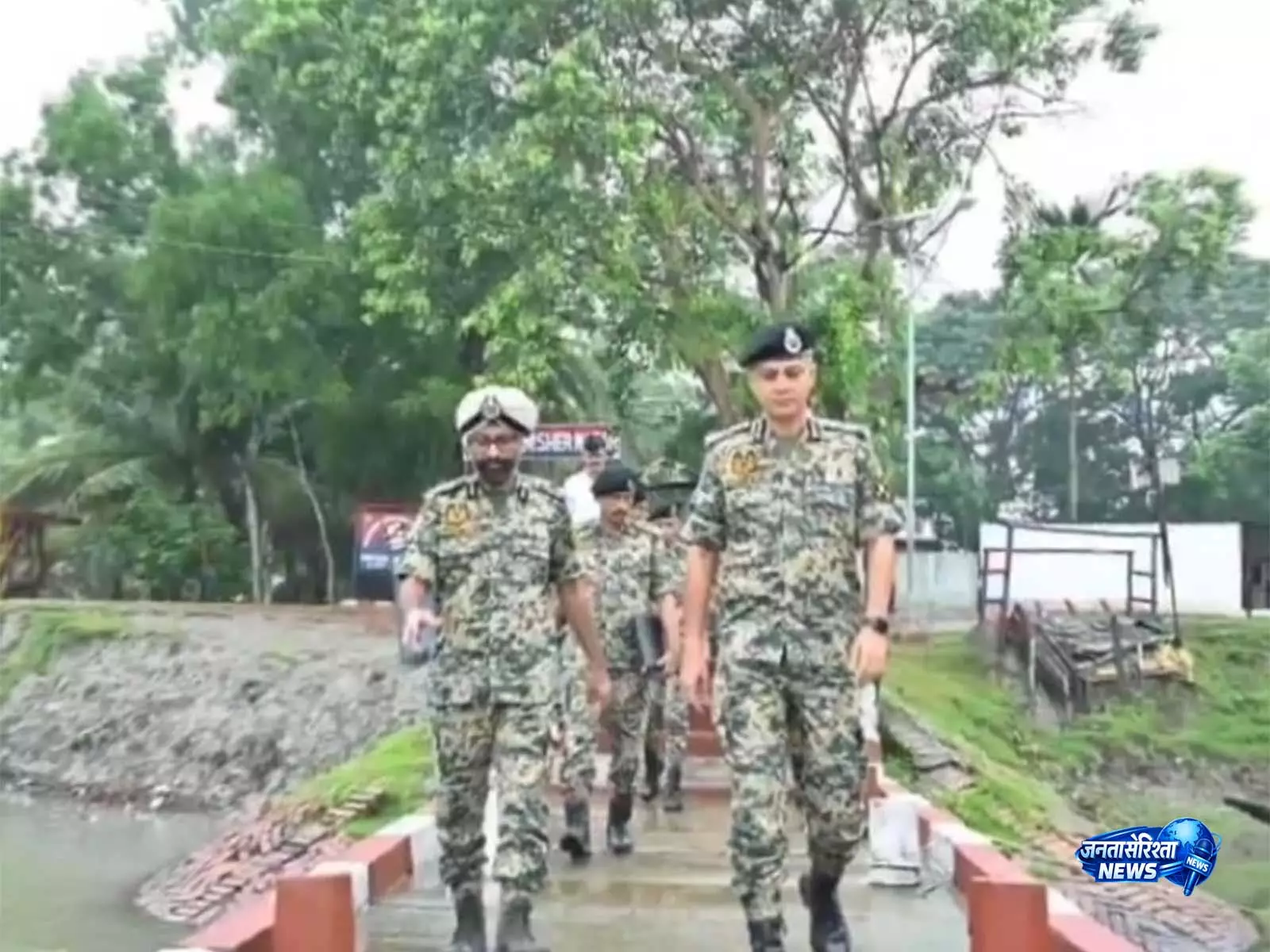 DG BSF ने भारत-बांग्लादेश सीमा की सुरक्षा व्यवस्था का लिया जायजा, फेंसिंग कार्यों की समीक्षा की DG BSF ने भारत-बांग्लादेश सीमा की सुरक्षा व्यवस्था का लिया जायजा, फेंसिंग कार्यों की समीक्षा की