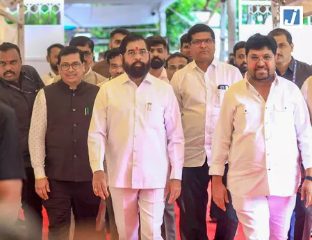 हनुमान चालीसा का विरोध करने वाले अब राम रक्षा का पाठ कर रहे, शिंदे का उद्धव ठाकरे पर तंज हनुमान चालीसा का विरोध करने वाले अब राम रक्षा का पाठ कर रहे, शिंदे का उद्धव ठाकरे पर तंज