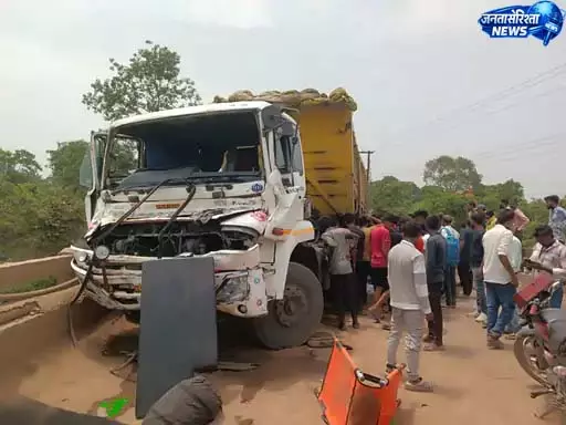 ट्रेलर की टक्कर से बाइक सवार युवक-युवती की मौत, एक गंभीर ट्रेलर की टक्कर से बाइक सवार युवक-युवती की मौत, एक गंभीर