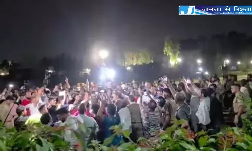राहुल गांधी के कार्यक्रम को नहीं मिली अनुमति, कांग्रेसियों ने देर रात किया हंगामा राहुल गांधी के कार्यक्रम को नहीं मिली अनुमति, कांग्रेसियों ने देर रात किया हंगामा