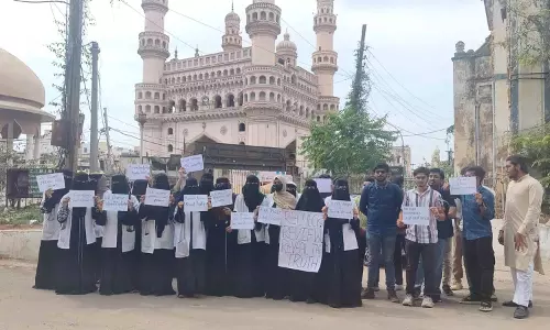 Hyderabad: सिर्फ़ 5 छात्र पास होने पर निज़ामिया यूनानी कॉलेज में छात्रों का विरोध प्रदर्शन Hyderabad: सिर्फ़ 5 छात्र पास होने पर निज़ामिया यूनानी कॉलेज में छात्रों का विरोध प्रदर्शन