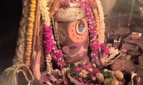 गुप्त नवरात्र के पहले दिन विशेष रूप से चंद्रमा और बिंदी से सजे बाबा महाकाल, उमड़े हजारों श्रद्धालु गुप्त नवरात्र के पहले दिन विशेष रूप से चंद्रमा और बिंदी से सजे बाबा महाकाल, उमड़े हजारों श्रद्धालु