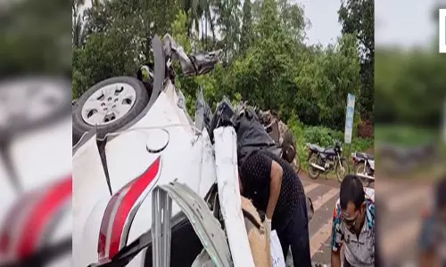 हाईवे पर कार ने खड़े डंपर को मारी टक्कर, दो महिलाओं समेत तीन की मौत
