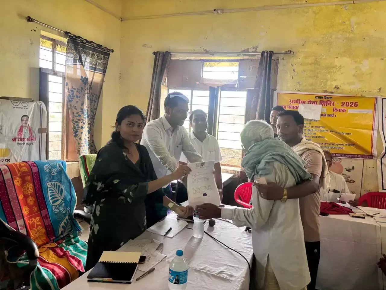 Alwar: कठूमर-लक्ष्मणगढ़ दौरे पर कलेक्टर, ग्रामीण सेवा शिविर का किया निरीक्षण