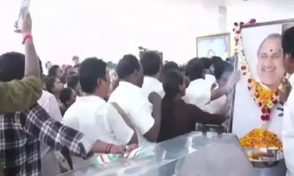 किरलमपुडी: मुद्रगड़ा के अंतिम संस्कार स्थल पर तनावपूर्ण माहौल किरलमपुडी: मुद्रगड़ा के अंतिम संस्कार स्थल पर तनावपूर्ण माहौल