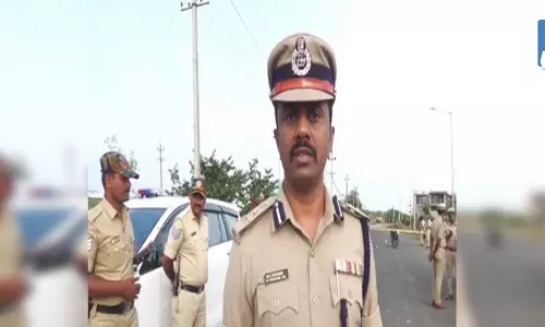 केंद्रीय जेल से तीन कैदी फरार, पुलिस ने गोली मारकर एक को किया गिरफ्तार केंद्रीय जेल से तीन कैदी फरार, पुलिस ने गोली मारकर एक को किया गिरफ्तार