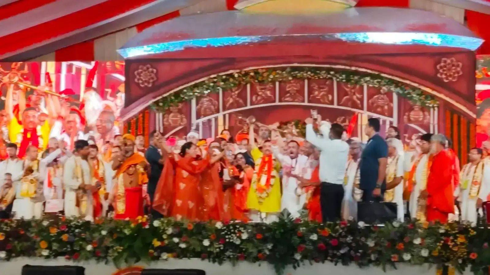Hooghly: श्रावणी मेला उद्घाटन में त्रिशूल धारण कर पहुंचे मुख्यमंत्री शुभेंदु अधिकारी Hooghly: श्रावणी मेला उद्घाटन में त्रिशूल धारण कर पहुंचे मुख्यमंत्री शुभेंदु अधिकारी