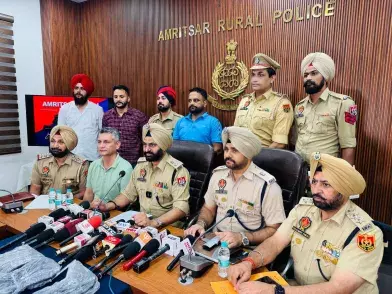 Amritsar: हैंड ग्रेनेड व तीन आधुनिक राइफलें बरामद, नाबालिग सहित तीन काबू Amritsar: हैंड ग्रेनेड व तीन आधुनिक राइफलें बरामद, नाबालिग सहित तीन काबू