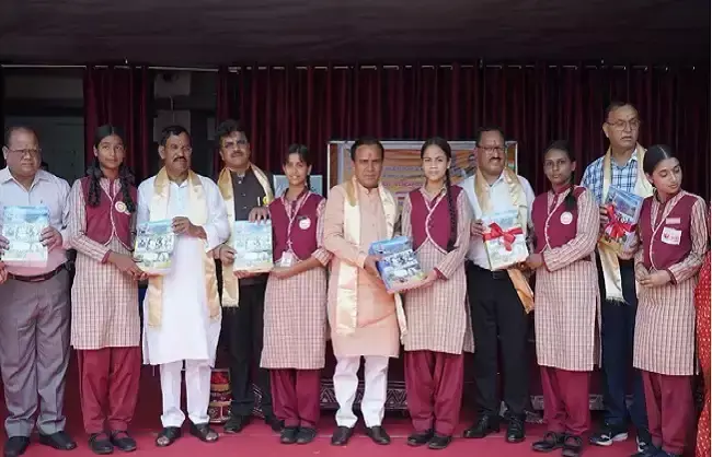 Dehradun: शिक्षा मंत्री ने शिक्षा प्रोत्साहन के लिए मुफ्त नोटबुक योजना शुरू की Dehradun: शिक्षा मंत्री ने शिक्षा प्रोत्साहन के लिए मुफ्त नोटबुक योजना शुरू की
