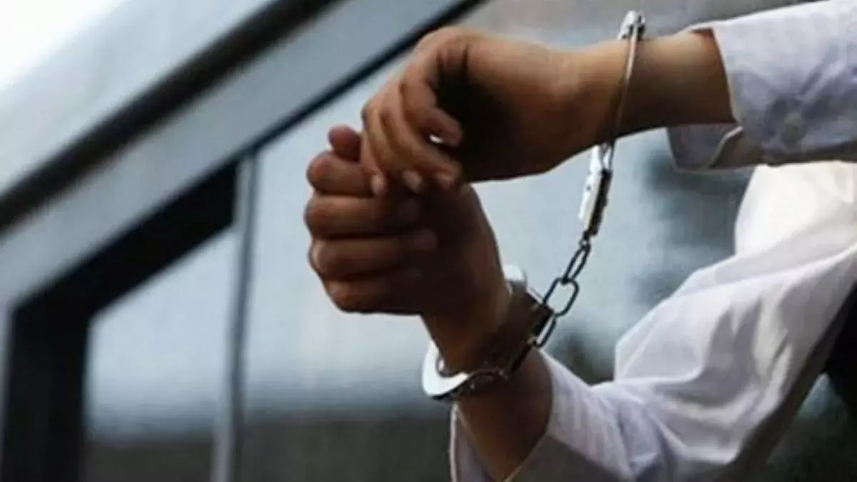Jammu: पीएसए के तहत कार्रवाई, कुख्यात अपराधी पुलिस की गिरफ्त में Jammu: पीएसए के तहत कार्रवाई, कुख्यात अपराधी पुलिस की गिरफ्त में